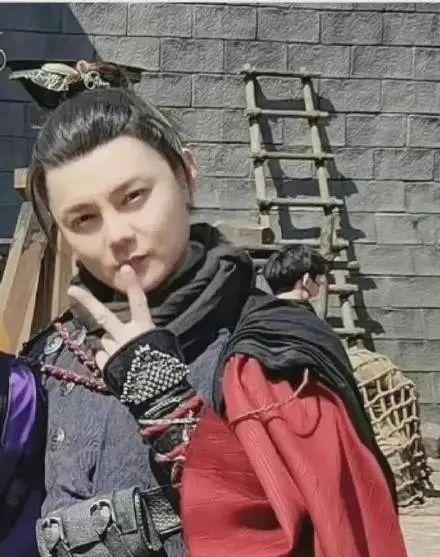 娱乐吃瓜尹正小说,娱乐圈的瓜田秘闻录  第2张